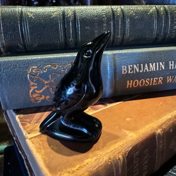 Solid Obsidian Raven Vintage-style Sculpture Desk Decor - Picture 6 of 8